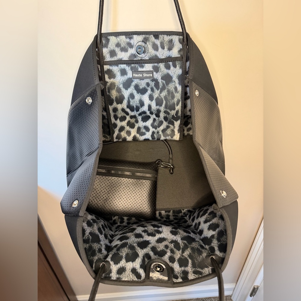 HAUTE SHORE Black Women's Tote Bag - Picture 3 of 7